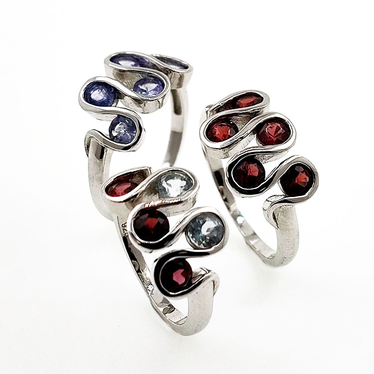 Rhodinierter Ring aus 925er Sterlingsilber und Edelsteinen