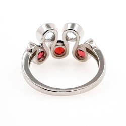 Rhodinierter Ring aus 925er Sterlingsilber und Edelsteinen