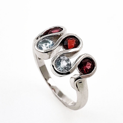 Rhodinierter Ring aus 925er Sterlingsilber und Edelsteinen