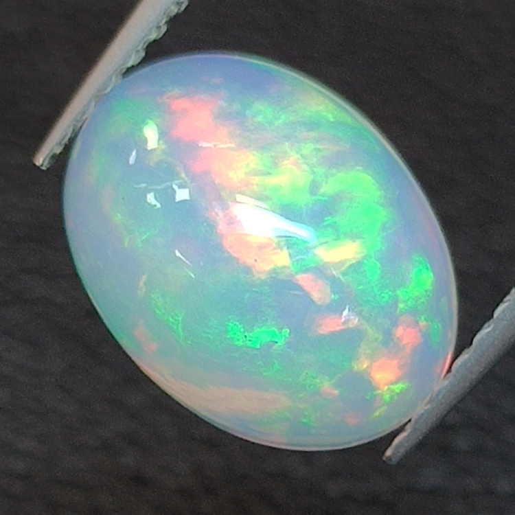 2.05ct Ópalo talla oval 10.96 x 8.22 mm