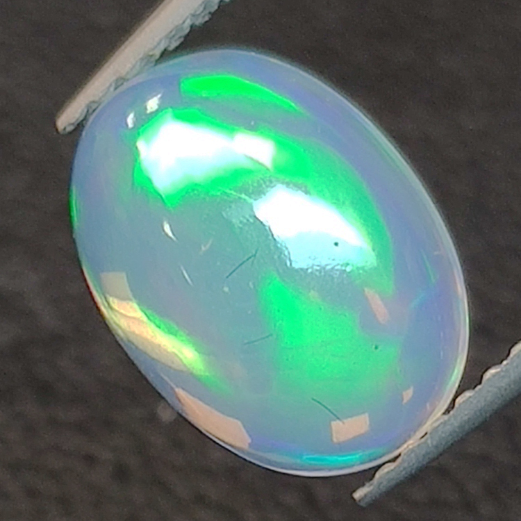 1.46ct Ópalo talla oval 10.25 x 7.49 mm