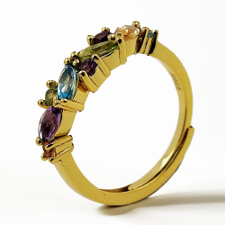 Anillo de gemas en plata 925 bañado en oro amarillo.
