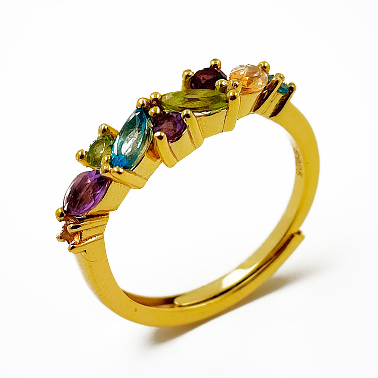 Anillo de gemas en plata 925 bañado en oro amarillo.