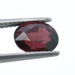 2,77 ct Rhodolite Oval Cut