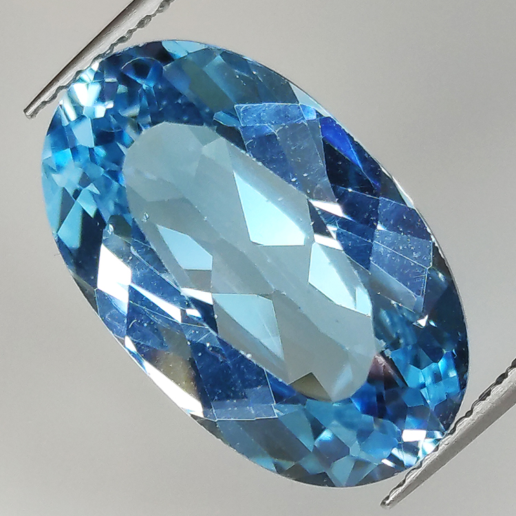 12.15ct Topacio Azul talla oval 18.04x11.06 mm