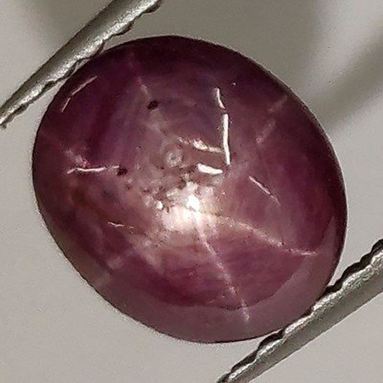 3,23 ct Rubí estrella oval de  7,59 x 6,36 x 5,41 mm
