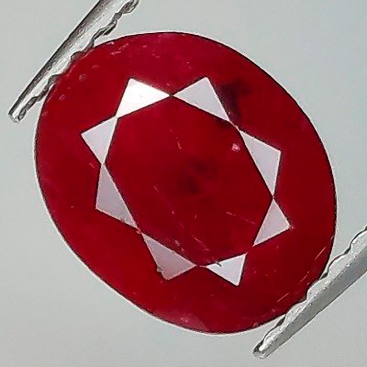 2,47 ct Rubí  Tamaño oval 8,81 x 7,05 x 4,70 mm