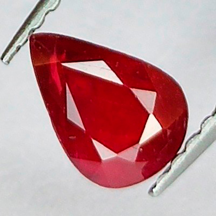 0,67ct Rubis Sang de pigeon taille poire 6,71 x 4,69 x 2,68 mm