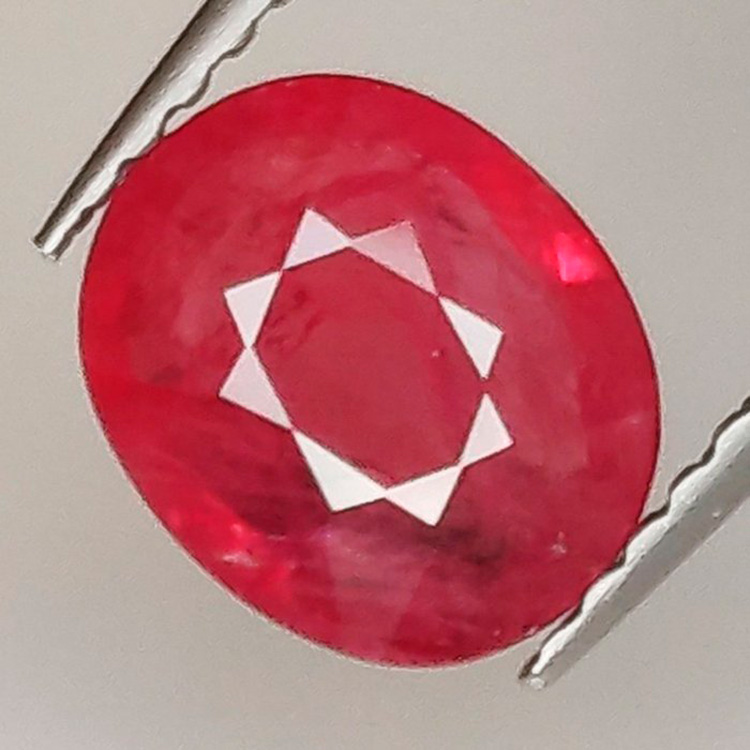 1,40 ct Ovaler Rubin 7,63 x 6,43 x 2,87 mm