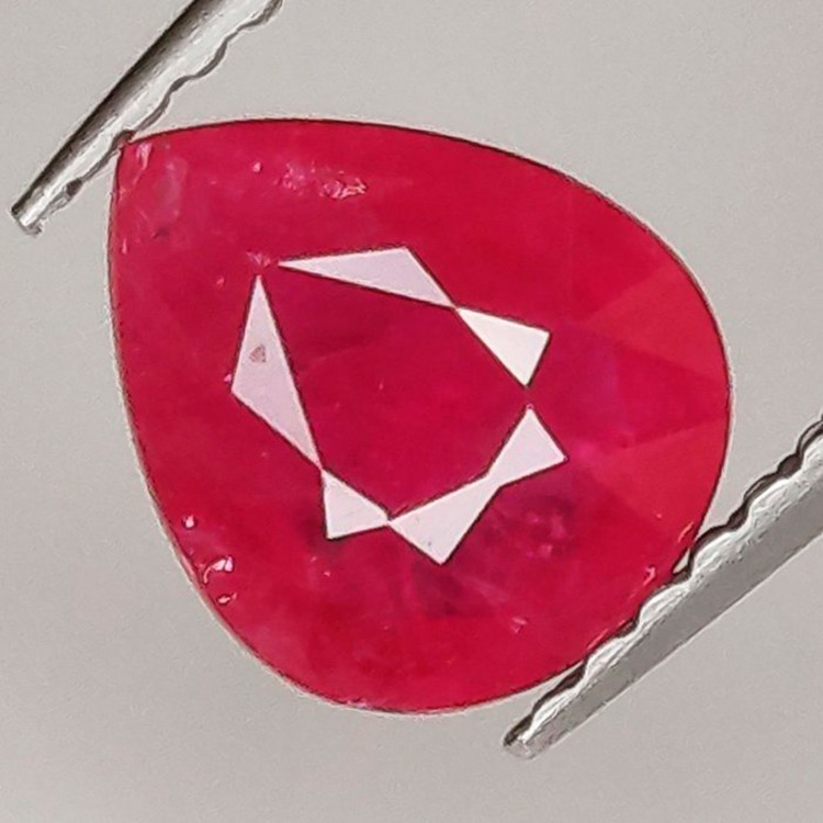 1,45 ct Rubí oval de  7,68 x 6,52 x 3,45 mm