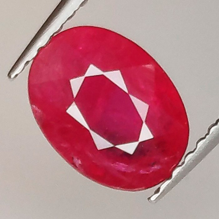 1,50 ct Rubí ovalado  8,18 x 6,19 x 3,05 mm