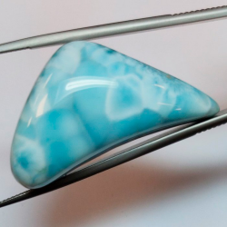 77.51 ct Larimar Cabujón Triangulo 42.1 x 21.3 x 11.7 mm