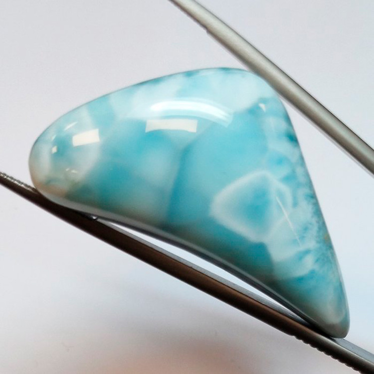 77.51 ct Larimar Cabujón Triangulo 42.1 x 21.3 x 11.7 mm