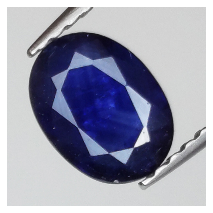 0,95ct Oval cut sapphire 7x5 mm