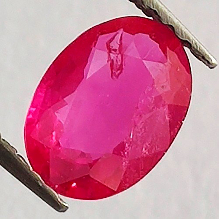 0,82  ct Rubí oval de 7,48 x 5,35 x 2,27 mm