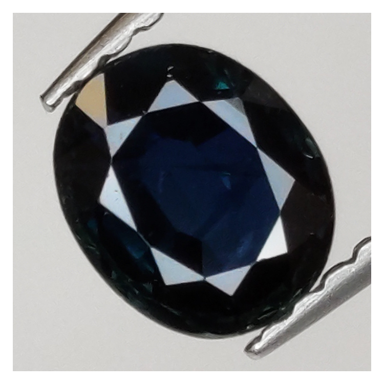 0,82ct Oval cut sapphire 6x5 mm