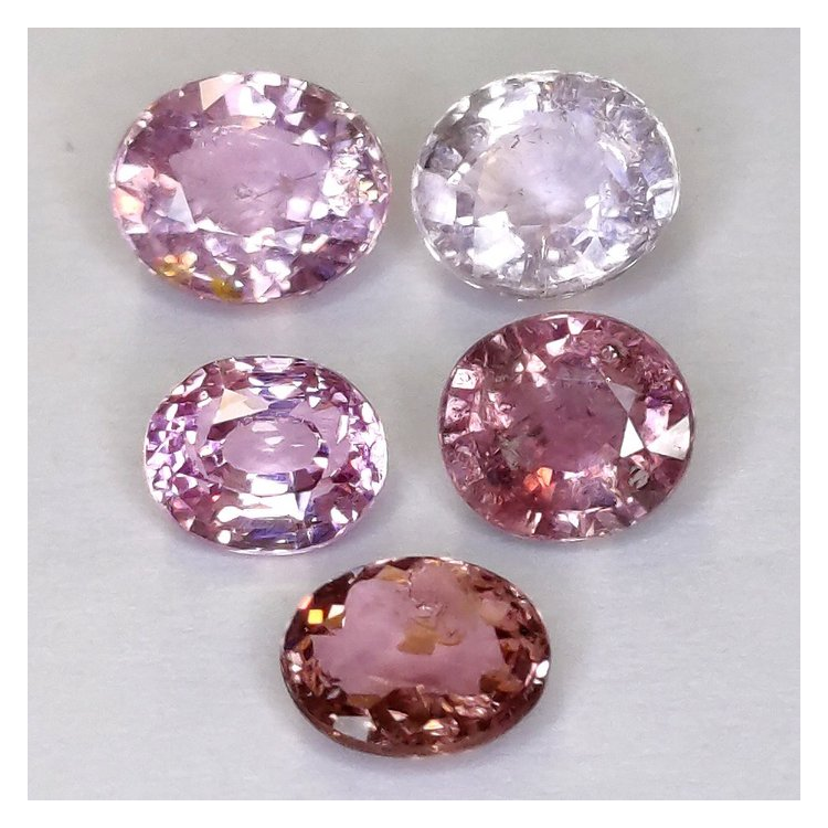 5,04 ct Turmalina Oval Aprox 5,7 x 4,8 a 7,1 x 5,9 mm.