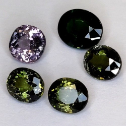 4,22 ct Turmalina Oval Aprox 5,7 x 4,9 a 7,3 x 6,1 mm.