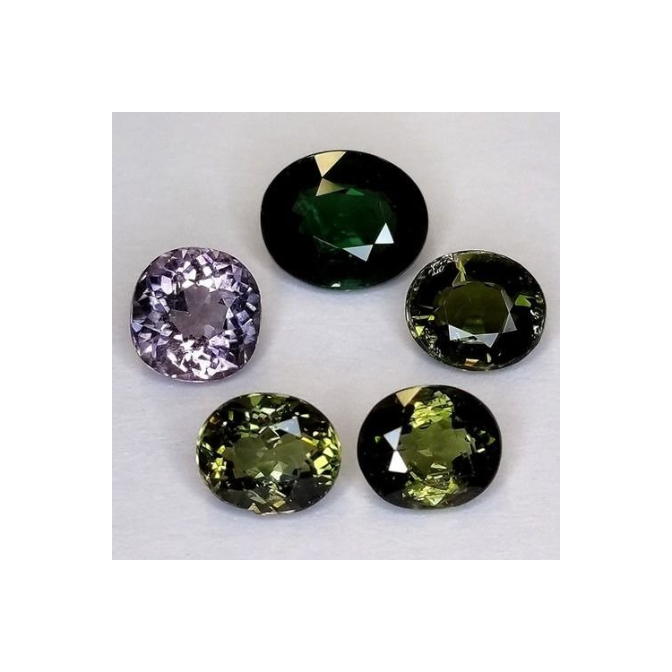 4,22 ct Turmalina Oval Aprox 5,7 x 4,9 a 7,3 x 6,1 mm.