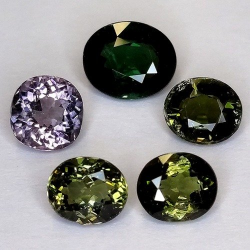 4,22 ct Ovaler Turmalin ca. 5,7 x 4,9 bis 7,3 x 6,1 mm.