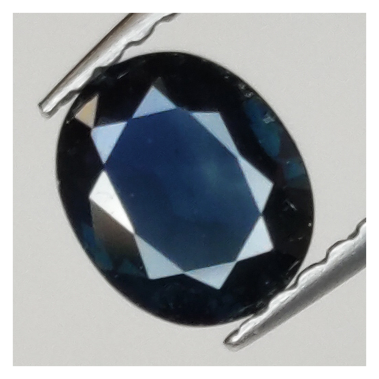 0,76ct Oval cut sapphire 6x5 mm