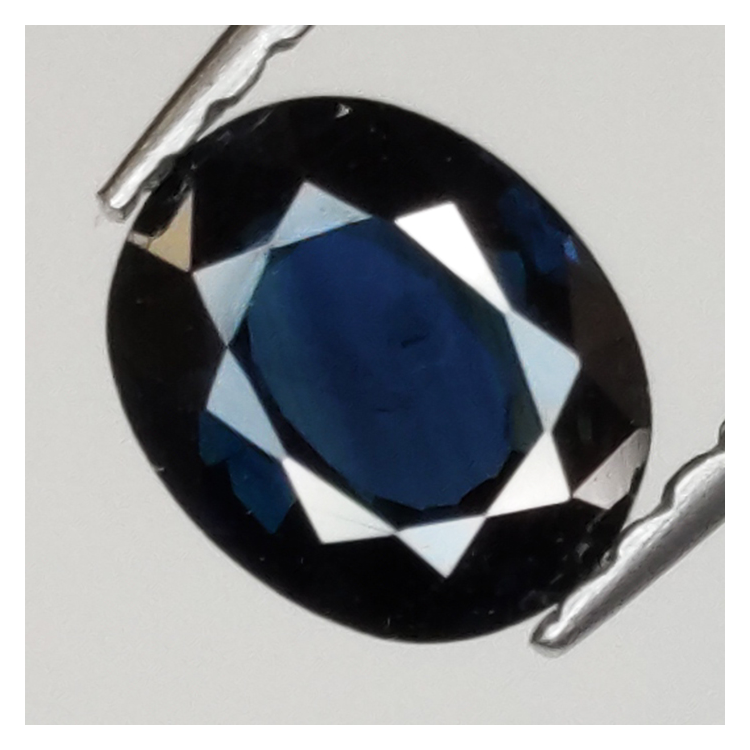 0,68ct Zafiro talla oval 6x5 mm