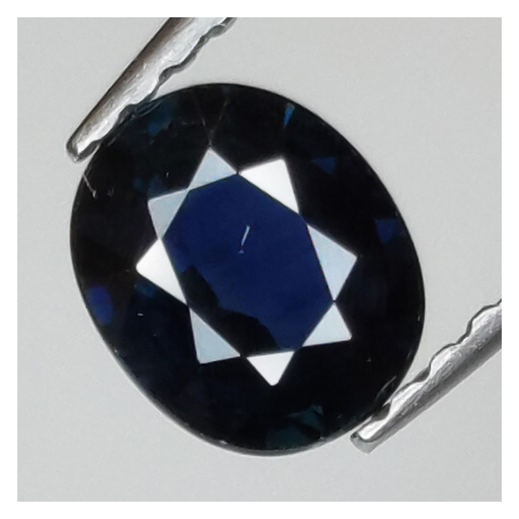 0,77ct Oval cut sapphire 6x5 mm