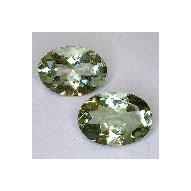 10,17 ct Ovaler Prasiolith ca. 14 x 10 x 7 mm