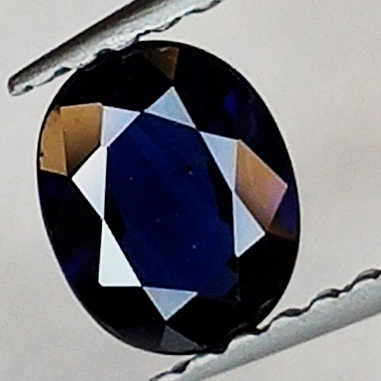 0,58 ct zafiro azul talla oval 6,03 x 4,80 x 2,32 mm