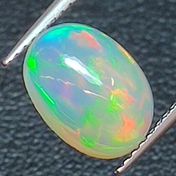 1,65ct Opal im Ovalschliff 10,4x7,8 mm