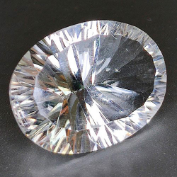 16,02 ct  Cuarzo Milenario Oval de19,9 x 15,5 x 8,4 mm