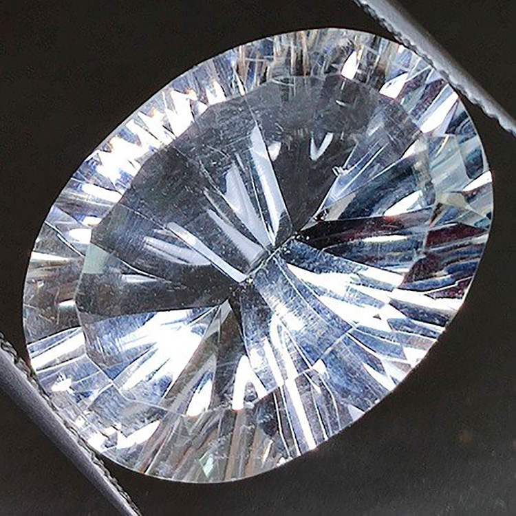 16.02 ct Oval Millenium Quartz 19,9 x 15,5 x 8,4 mm