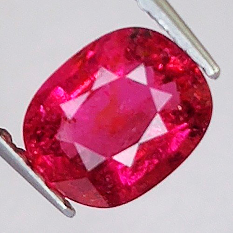 0,72 ct Ovaler Turmalin 6,26 x 4,99 x 3,19 mm.
