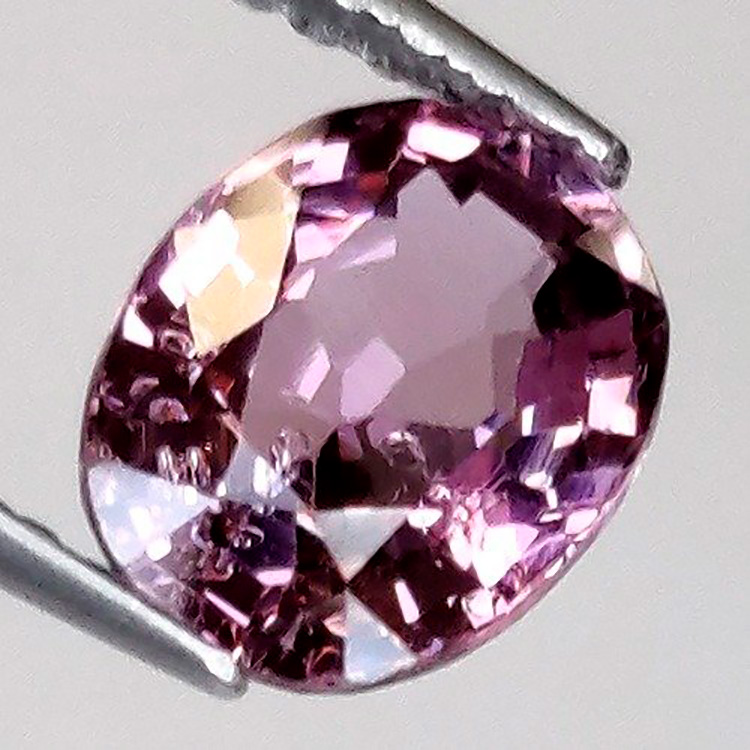 0,91 ct Ovaler Spinell 6,78 x 5,36x 3,16 mm