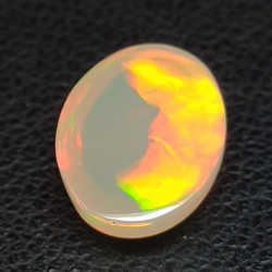 1,82ct Opal im Ovalschliff 10,6x8,1 mm