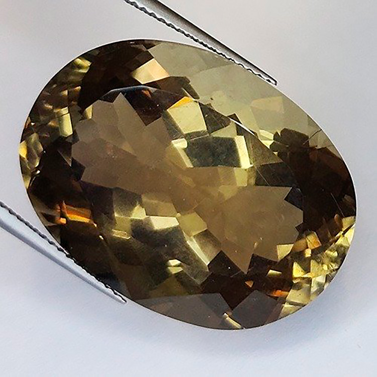 44,20 ct  Oval Cuarzo ahumado 27,68 x 20,33 x 13,84 mm