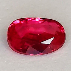 0,49 ct Rubí ovalado  5,40 x 3,59 x 2,41 mm