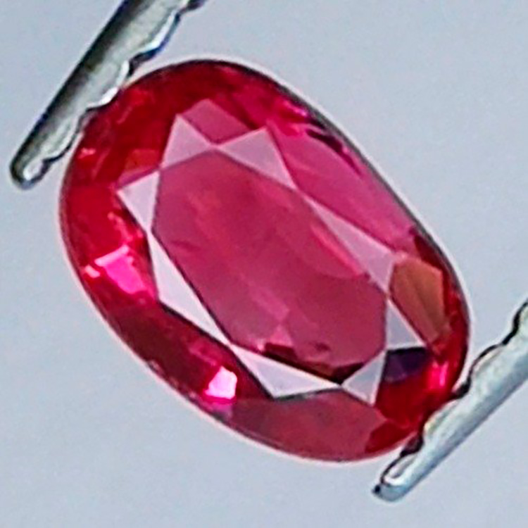 0,49 ct Rubis ovale 5,40 x 3,59 x 2,41 mm