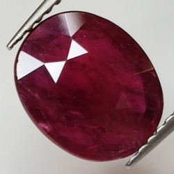 2,46 ct Ovaler Rubin 10,27 x 8,40 x 2,63 mm