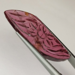 Taglio fantasy tormalina rubellite da 8,23 carati 28,10 x 13,48 x 2,52 mm