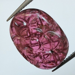 Taglio ovale tormalina rubellite da 8,49 ct 16,46 x 13,34 x 4,09mm