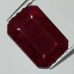 1,18 ct Rubin im Smaragdschliff 7,13 x 4,97 x 2,96 mm