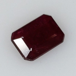 1,18 ct Rubin im Smaragdschliff 7,13 x 4,97 x 2,96 mm