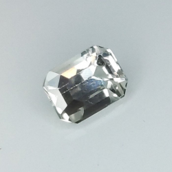 Saphir incolore 1,04 ct taille émeraude 6,16 x 4,49 x 3,69 mm