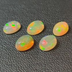 3,04 ct Opal im Ovalschliff Ca. 7 x 5 x 3 mm