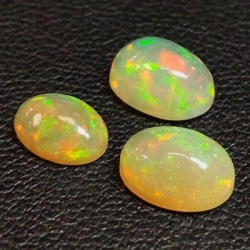 2,61 ct Noble opale taille ovale approx : 8 x 6 x 4 mm