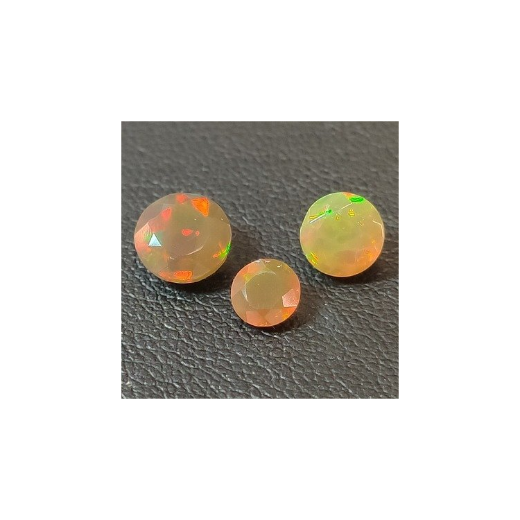 1,80 ct Edler Opal im Rundschliff ca. 7-5 mm