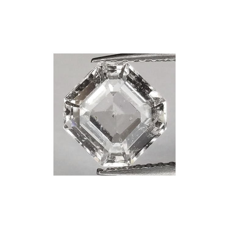 Saphir incolore 2,11 ct taille émeraude 7,15 x 6,94 x 4,20 mm