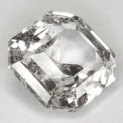 Saphir incolore 2,11 ct taille émeraude 7,15 x 6,94 x 4,20 mm