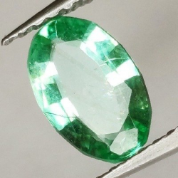 0,90 ct Esmeralda oval 7,87 x 5,15 x 3,10 mm